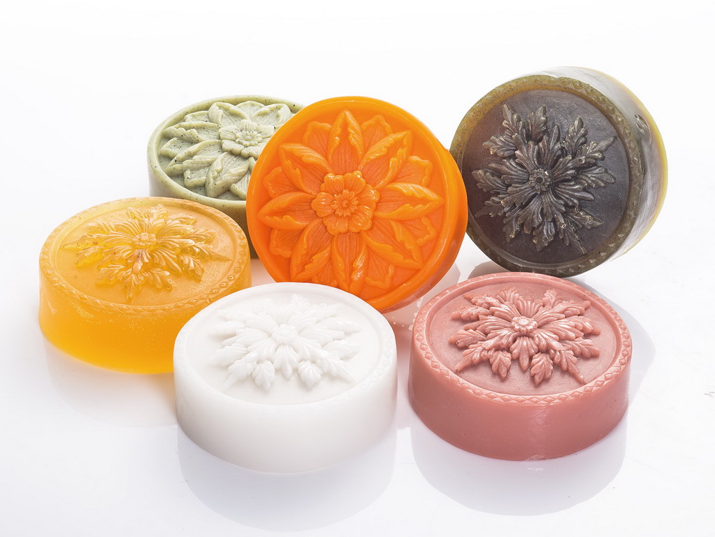 艸樂皂 (蓮)：Herbala Soap/Natural 天然草本植物萃取。健康管理學博士 邱盛雄 監製 Dr. Sheng-Hsiung Chiu